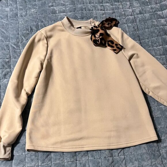 Bow-adorned sweatshirt - Picture 1 of 2